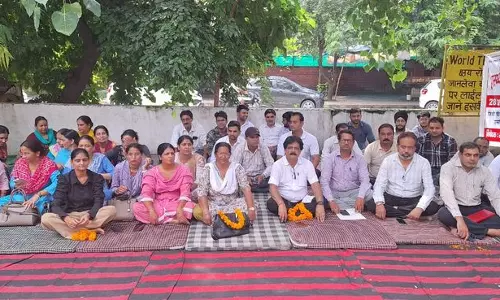 Haryana : जियो-फेंसिंग आधारित उपस्थिति विवाद डॉक्टरों सहित स्वास्थ्य कर्मचारियों ने भूख हड़ताल की Haryana : जियो-फेंसिंग आधारित उपस्थिति विवाद डॉक्टरों सहित स्वास्थ्य कर्मचारियों ने भूख हड़ताल की