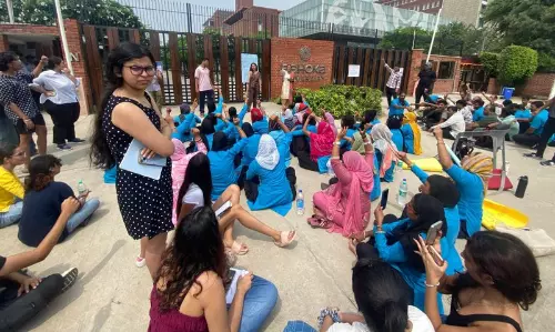 Haryana : छात्रों के समर्थन से अशोका विश्वविद्यालय के हाउसकीपिंग कर्मचारी हड़ताल पर Haryana : छात्रों के समर्थन से अशोका विश्वविद्यालय के हाउसकीपिंग कर्मचारी हड़ताल पर