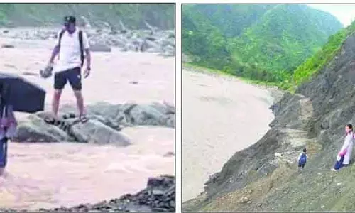 Kyari के स्थानीय लोग बारिश से जूझ रहे, सुरक्षित सड़क मार्ग की मांग कर रहे Kyari के स्थानीय लोग बारिश से जूझ रहे, सुरक्षित सड़क मार्ग की मांग कर रहे