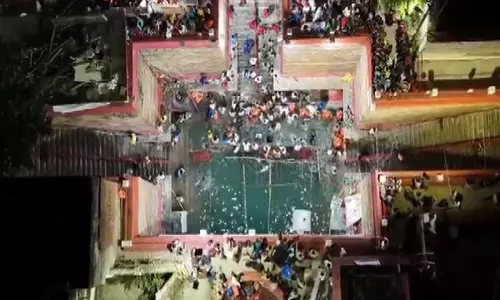 UP: लोलार्क कुंड में पवित्र स्नान के लिए उमड़े श्रद्धालु, सुरक्षा के लिए हजारों पुलिसकर्मी तैनात