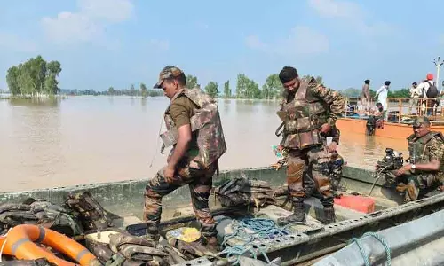 जलस्तर 2.30 लाख क्यूसेक तक बढ़ा, Peerwal में एक और दरार से बाढ़ की स्थिति गंभीर