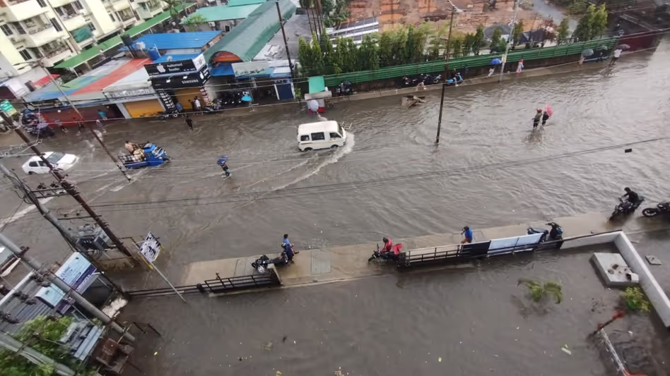 Guwahati में भारी बारिश से जनजीवन अस्त-व्यस्त, सड़कों, घरों और यातायात पर जलभराव Guwahati में भारी बारिश से जनजीवन अस्त-व्यस्त, सड़कों, घरों और यातायात पर जलभराव