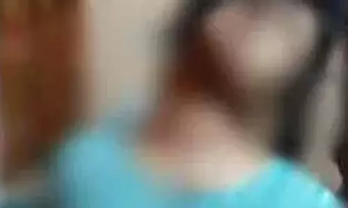 बहू ने नहीं खोली दरवाजा, सास ने खिड़की से देखी तो फंदे में लटक रही थी लाश