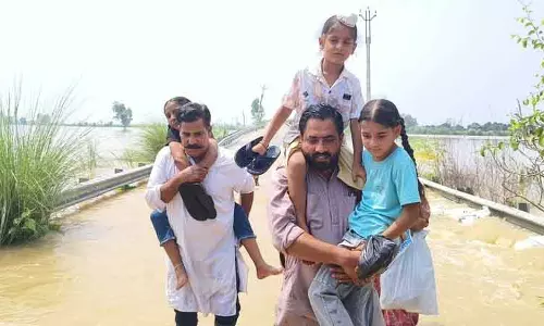 Beas river का जलस्तर 2.30 लाख क्यूसेक तक पहुंचने पर सेना हरकत में आई Beas river का जलस्तर 2.30 लाख क्यूसेक तक पहुंचने पर सेना हरकत में आई