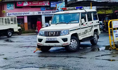 निषिद्ध क्षेत्र में खड़ी पुलिस गाड़ी: चालक पर जुर्माना