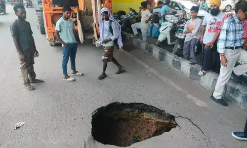 Ludhiana रेलवे स्टेशन की सड़क धंसने से हजारों लोगों की सुरक्षा को लेकर चिंता बढ़ी Ludhiana रेलवे स्टेशन की सड़क धंसने से हजारों लोगों की सुरक्षा को लेकर चिंता बढ़ी