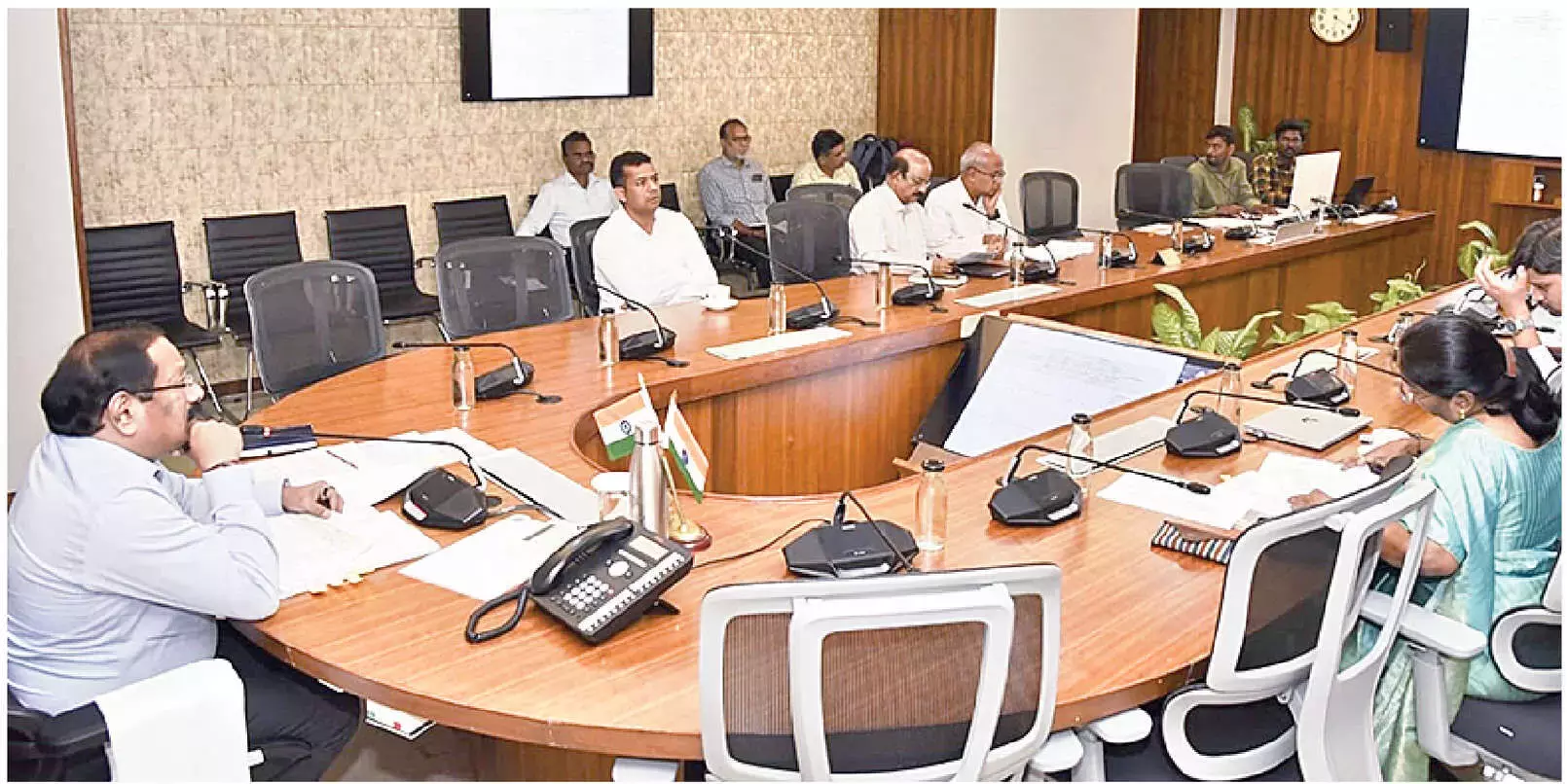 Andhra: मुख्य सचिव ने कलेक्टरों से कहा, कोई भी पात्र व्यक्ति पेंशन से वंचित न रहे Andhra: मुख्य सचिव ने कलेक्टरों से कहा, कोई भी पात्र व्यक्ति पेंशन से वंचित न रहे