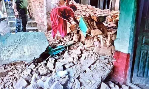 Dehra के सनोट गांव में मकान गिरने से परिवार बाल-बाल बचा