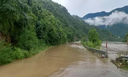 Uttarakhand: श्रीनगर और रुद्रप्रयाग के बीच बद्रीनाथ राजमार्ग डूब गया Uttarakhand: श्रीनगर और रुद्रप्रयाग के बीच बद्रीनाथ राजमार्ग डूब गया
