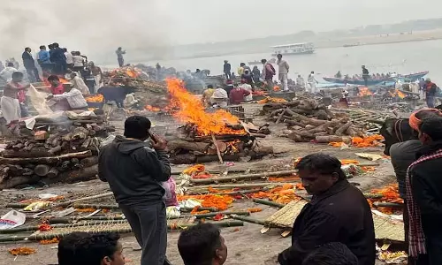 Varanasi के घाट जलमग्न; भीषण बाढ़ के बीच शवदाह छतों पर Varanasi के घाट जलमग्न; भीषण बाढ़ के बीच शवदाह छतों पर