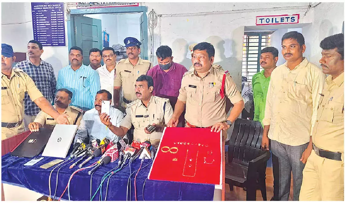 Andhra: रेलवे पुलिस ने कुख्यात ट्रेन लुटेरे को गिरफ्तार किया