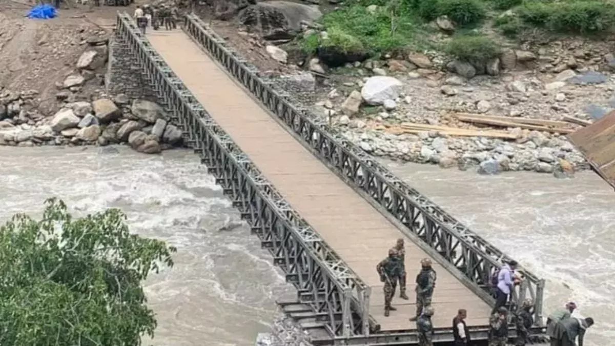 Jammu: सेना ने तवी पुल के स्थान पर बेली ब्रिज बनाया Jammu: सेना ने तवी पुल के स्थान पर बेली ब्रिज बनाया