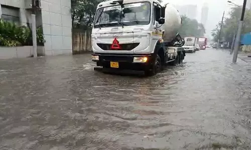 भारी बारिश के बाद सानपाड़ा अंडरपास और तुर्भे MIDC रोड पर पानी भर गया