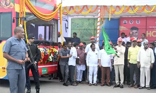 विशाखापत्तनम में डबल डेकर बसों का शुभारंभ किया : CM Chandrababu विशाखापत्तनम में डबल डेकर बसों का शुभारंभ किया : CM Chandrababu