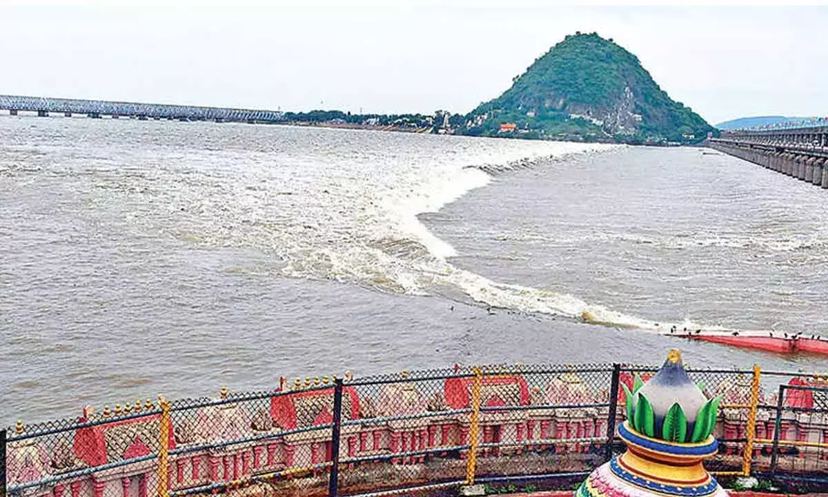 Andhra: कृष्णा, गोदावरी नदियों में बाढ़ का पानी बढ़ रहा है