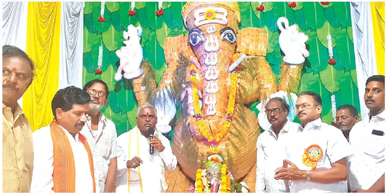 Andhra: एक टन गुड़ के गणेश ने लूटा समा Andhra: एक टन गुड़ के गणेश ने लूटा समा