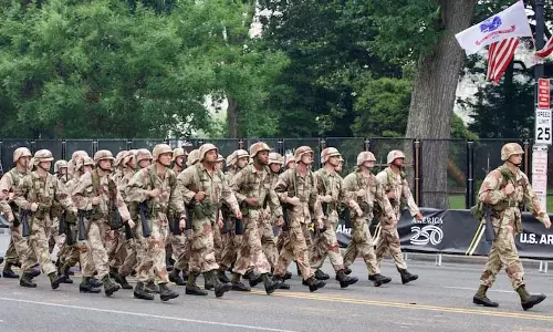 US सेना जेनरेशन Z की भर्ती के लिए सोशल मीडिया प्रभावशाली लोगों पर कैसे बड़ा दांव लगा रही