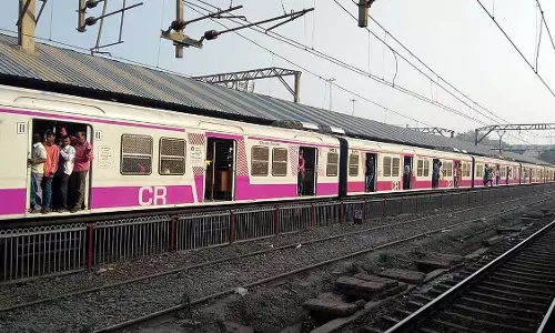 तकनीकी खराबी के कारण अंबरनाथ और बदलापुर के बीच मध्य रेलवे की लोकल ट्रेन सेवाएं बाधित तकनीकी खराबी के कारण अंबरनाथ और बदलापुर के बीच मध्य रेलवे की लोकल ट्रेन सेवाएं बाधित