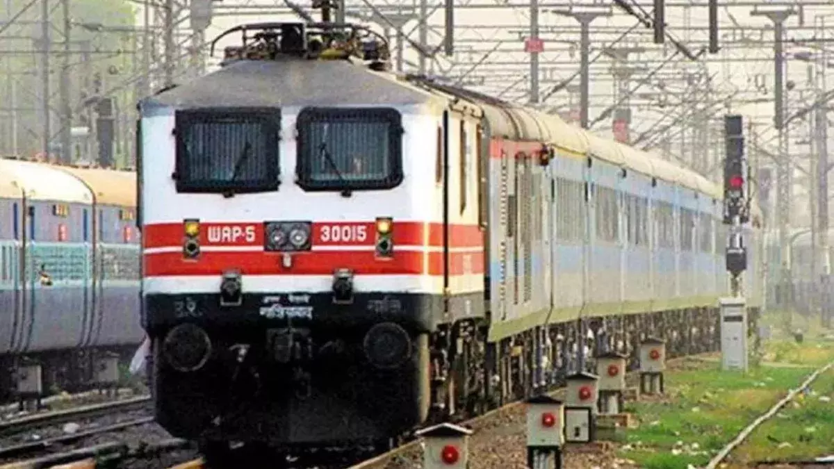 Jammu: जम्मू में यात्रियों की मदद को दौड़ीं दो ट्रेनें