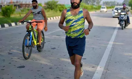 Ludhiana से अमृतसर तक बलजिंदर की 160 किलोमीटर की दौड़ मानवता का संदेश