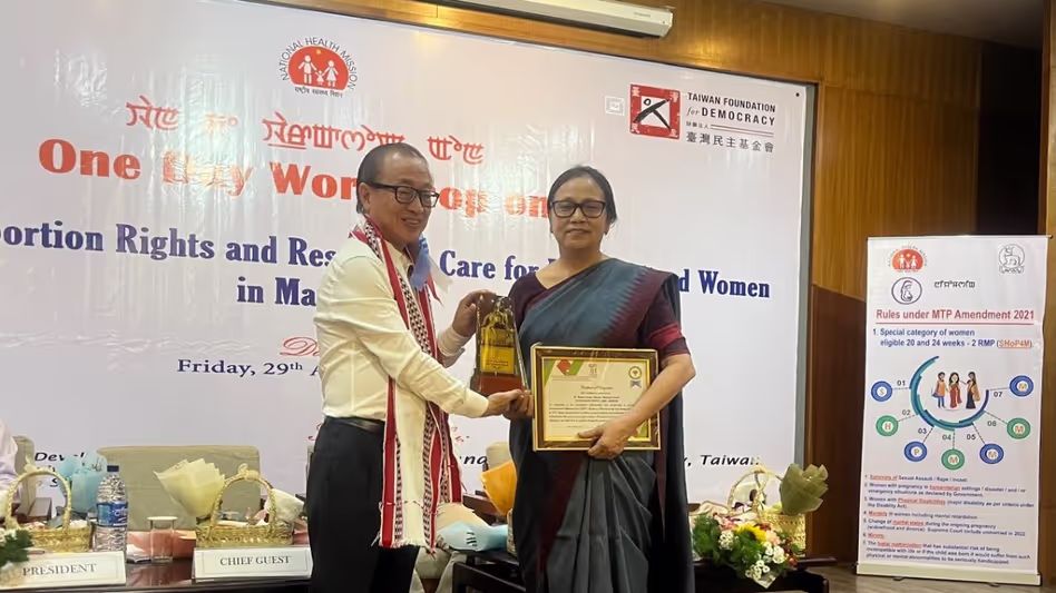 Manipur  की महिलाओं की जान ले रहे असुरक्षित गर्भपात संकट पर चर्चा की गई