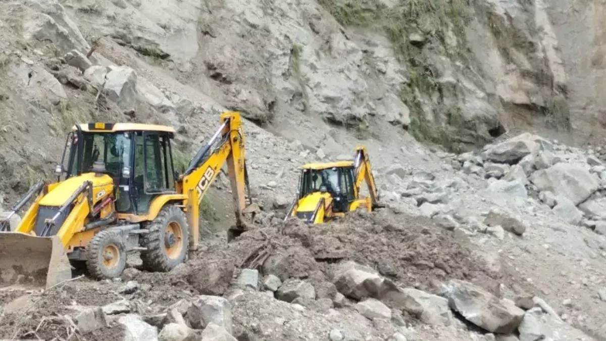 Rajouri: बाधित मार्गों को खोलने में लगी बीआरओ की मशीनें Rajouri: बाधित मार्गों को खोलने में लगी बीआरओ की मशीनें