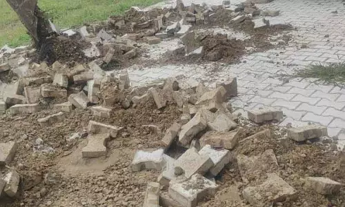 GLADA ने गांव में अवैध कॉलोनी को तोड़ा