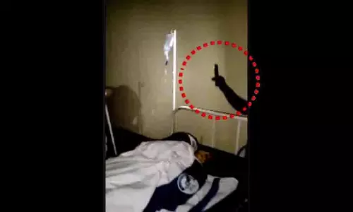 Odisha: बिजली गुल, मोबाइल टॉर्च की रोशनी में हो रहा इलाज