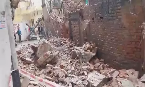 Delhi में जर्जर मकान गिरने से मलबे में फंसे तीन बच्चे Delhi में जर्जर मकान गिरने से मलबे में फंसे तीन बच्चे