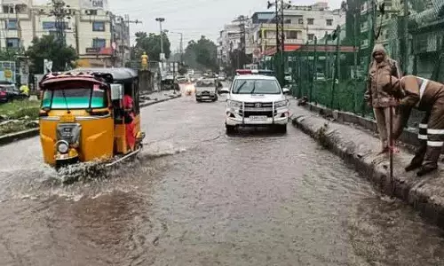 Hyderabad: मूसी नदी का जलस्तर बढ़ने के कारण मूसारामबाग पुल बंद Hyderabad: मूसी नदी का जलस्तर बढ़ने के कारण मूसारामबाग पुल बंद