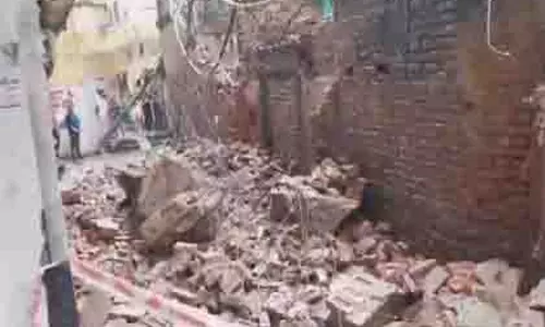 Delhi : मकान ढहने से मलबे में फंसे तीन बच्चे, बचाव अभियान जारी Delhi : मकान ढहने से मलबे में फंसे तीन बच्चे, बचाव अभियान जारी
