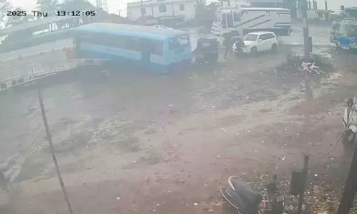 तालापडी टोल गेट पर KSRTC बस हादसा, ब्रेक फेल से 6 की मौत तालापडी टोल गेट पर KSRTC बस हादसा, ब्रेक फेल से 6 की मौत