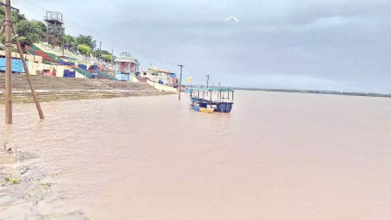 Telangana: गोदावरी भद्राचलम में लगातार बढ़ती है Telangana: गोदावरी भद्राचलम में लगातार बढ़ती है
