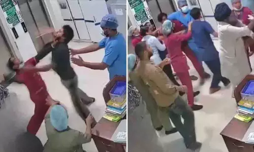 मोगा अस्पताल में वार्ड बॉय पर हमला, CCTV में कैद हुई घटना मोगा अस्पताल में वार्ड बॉय पर हमला, CCTV में कैद हुई घटना