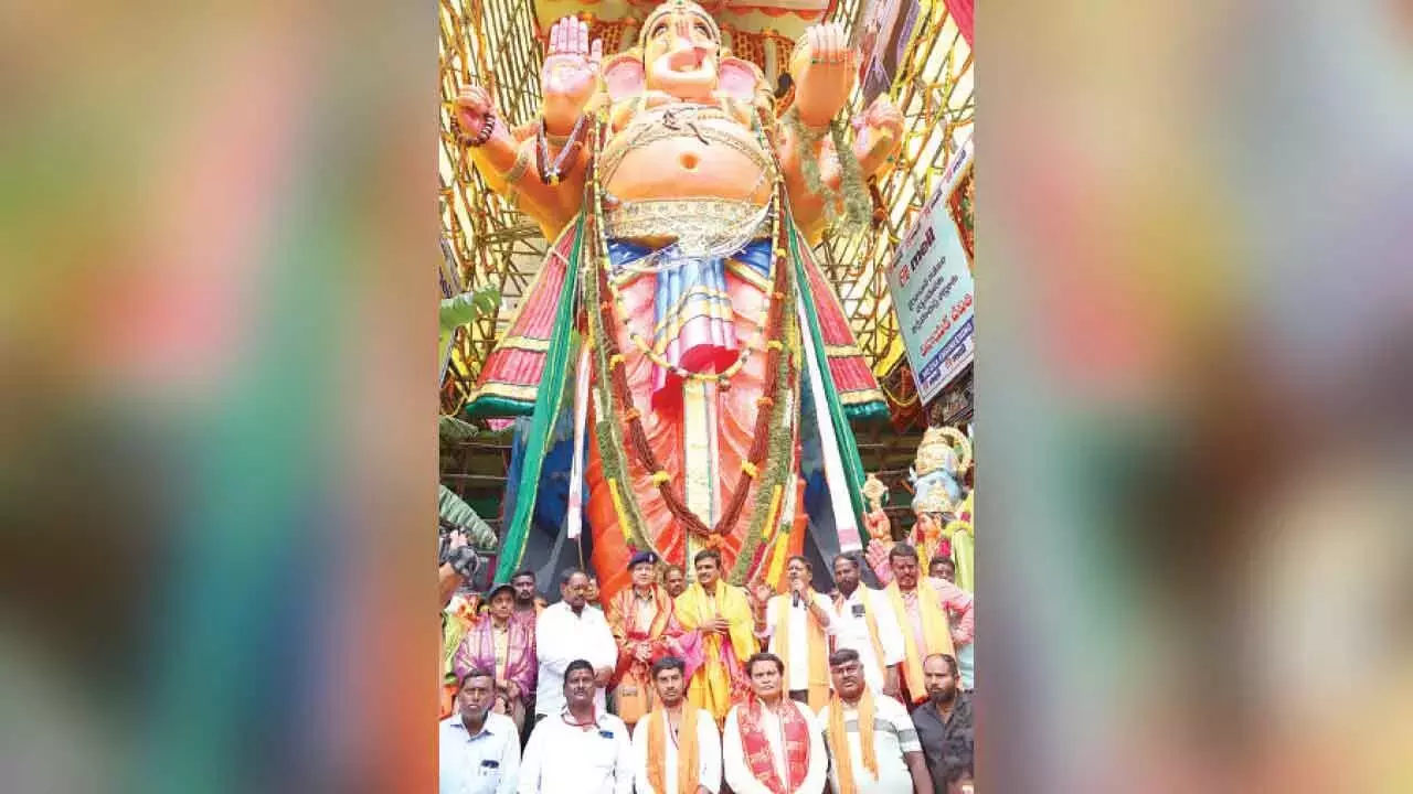 Telangana: शहर में गणेश उत्सव पर नजर रखने के लिए 30 हजार पुलिसकर्मी तैनात Telangana: शहर में गणेश उत्सव पर नजर रखने के लिए 30 हजार पुलिसकर्मी तैनात