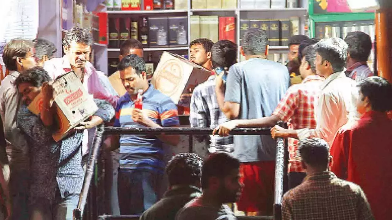 शराब विक्रेताओं ने सरकार से अस्पतालों के पास दुकानें खोलने की अनुमति देने का आग्रह किया शराब विक्रेताओं ने सरकार से अस्पतालों के पास दुकानें खोलने की अनुमति देने का आग्रह किया