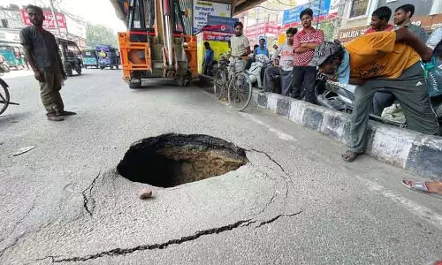 Ludhiana रेलवे स्टेशन के बाहर सड़क धंसने से सुरक्षा संबंधी चिंताएं बढ़ीं