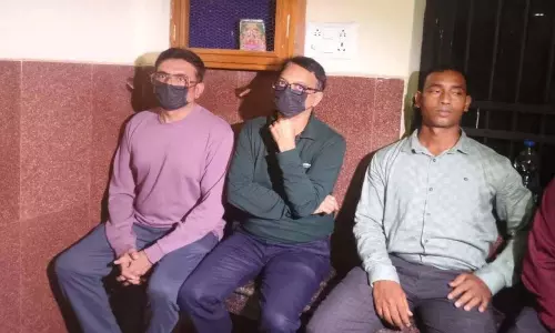 शराब घोटाला: ओम साई बेवरेज के डायरेक्टर अतुल सिंह और मुकेश मनचंदा EOW रिमांड पर शराब घोटाला: ओम साई बेवरेज के डायरेक्टर अतुल सिंह और मुकेश मनचंदा EOW रिमांड पर
