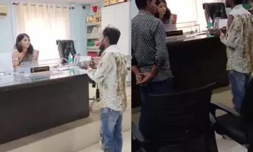 मुझे एक रुपया दो: उप-सरपंच ने विरोध स्वरूप भीख मांगी