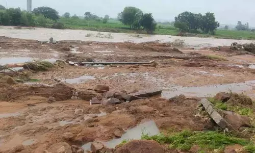Medak में बारिश से ज़मीन के कटाव से किसानों को भारी नुकसान