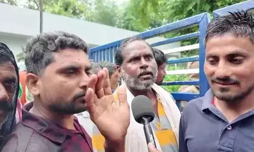 Telangana में यूरिया संकट के बीच किसान लगातार बारिश के बावजूद कई दिनों तक कतार में खड़े रहे Telangana में यूरिया संकट के बीच किसान लगातार बारिश के बावजूद कई दिनों तक कतार में खड़े रहे