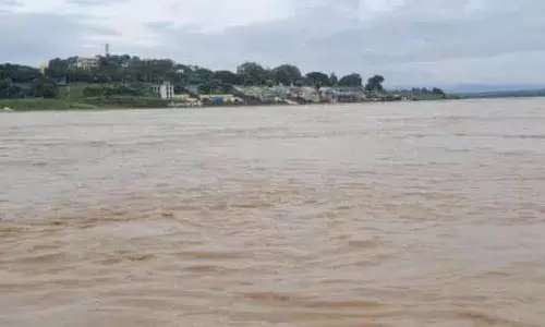 भद्राचलम में Godavari का जलस्तर बढ़ा, अधिकारियों ने सावधानी बरतने की अपील की भद्राचलम में Godavari का जलस्तर बढ़ा, अधिकारियों ने सावधानी बरतने की अपील की