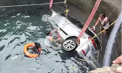 Mumbai: गहरे कुएं में कार गिरने से 5 की मौत Mumbai: गहरे कुएं में कार गिरने से 5 की मौत