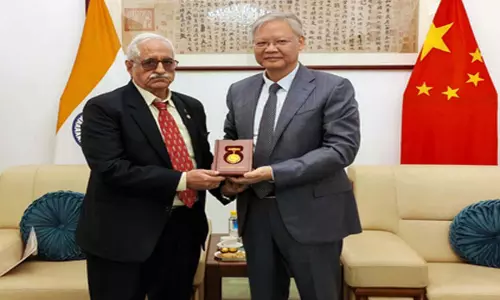 चीनी राजदूत ने भारतीय मित्र को जापानी अतिक्रमण विरोधी युद्ध विजय की 80वीं वर्षगांठ का स्मारक पदक दिया चीनी राजदूत ने भारतीय मित्र को जापानी अतिक्रमण विरोधी युद्ध विजय की 80वीं वर्षगांठ का स्मारक पदक दिया