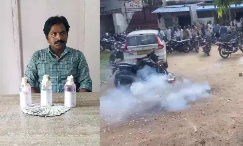 Panchayat सचिव रिश्वत लेते पकड़ा गया..ग्रामीणों ने पटाखे फोड़े
