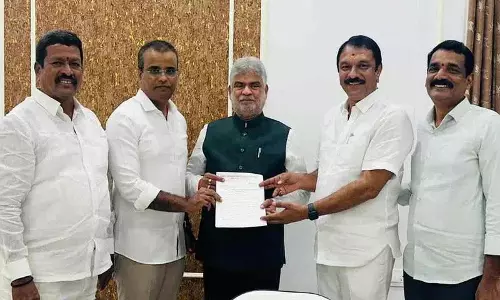 BRS विधायकों ने विधानसभा अध्यक्ष से मुलाकात की