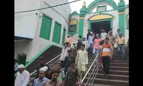 कड़ी सुरक्षा के बीच Sambhal मस्जिद में जुमे की नमाज अदा की गई कड़ी सुरक्षा के बीच Sambhal मस्जिद में जुमे की नमाज अदा की गई