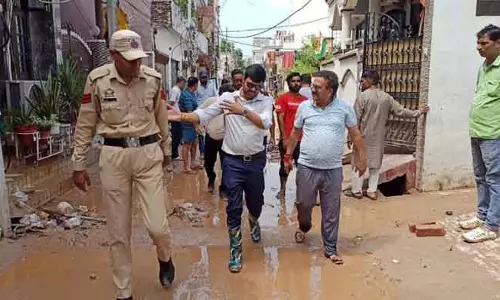 JMC आयुक्त ने बाढ़ प्रभावित क्षेत्रों का निरीक्षण किया JMC आयुक्त ने बाढ़ प्रभावित क्षेत्रों का निरीक्षण किया