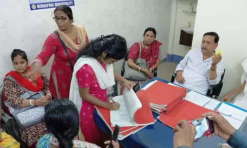 मेयर ने बिना दस्तावेज़ों वाले सरकारी कर्मचारियों को प्रवेश से रोका मेयर ने बिना दस्तावेज़ों वाले सरकारी कर्मचारियों को प्रवेश से रोका