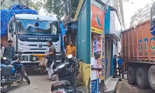 Birbhum में जाम की स्थिति: गूगल मैप्स में गड़बड़ी के बाद ट्रक फंसा Birbhum में जाम की स्थिति: गूगल मैप्स में गड़बड़ी के बाद ट्रक फंसा